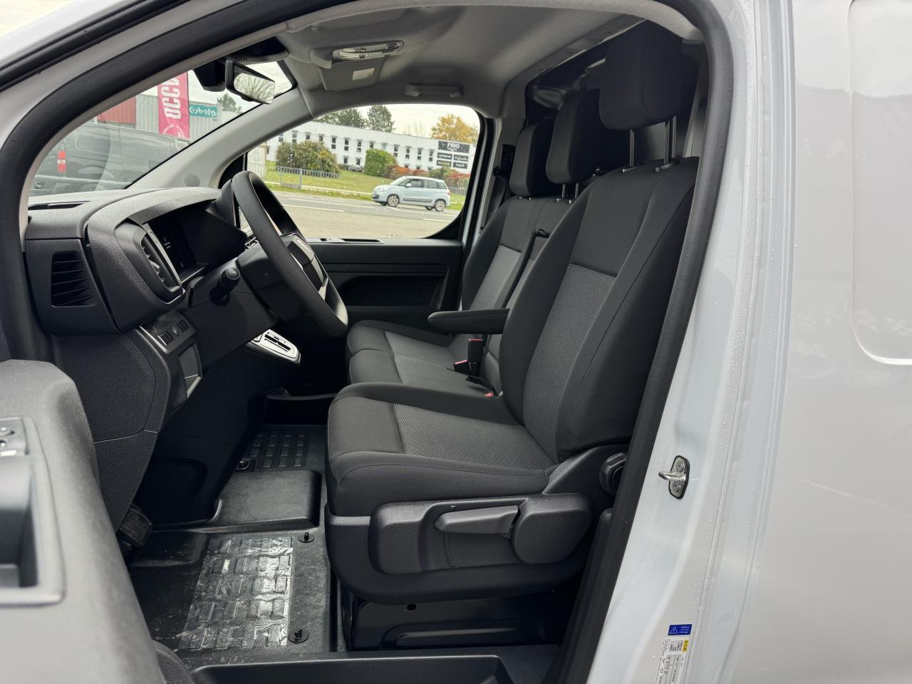 PEUGEOT Expert M 2.0 BlueHDi - 145 S&S - BV EAT8 III FOURGON Fourgon PHASE 2 - Kastenwagen: das Bild 5 PEUGEOT Expert M 2.0 BlueHDi - 145 S&S - BV EAT8 III FOURGON Fourgon PHASE 2 - Kastenwagen: das Bild 5