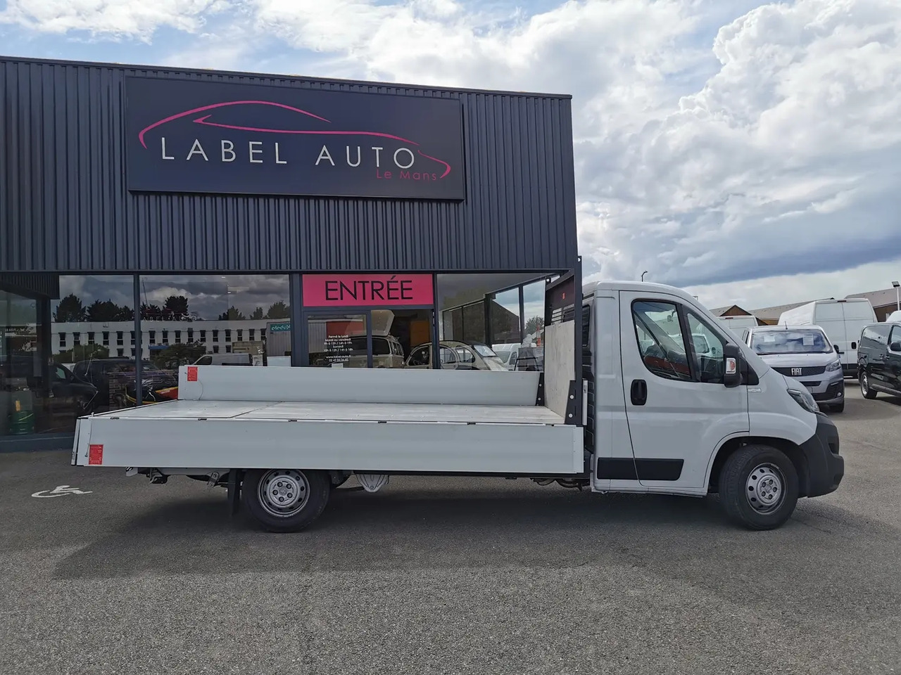 Peugeot Boxer 435 L4 2.2 BLUEHDI 140 S&S PRO SR - Pritsche Transporter: das Bild 1 Peugeot Boxer 435 L4 2.2 BLUEHDI 140 S&S PRO SR - Pritsche Transporter: das Bild 1