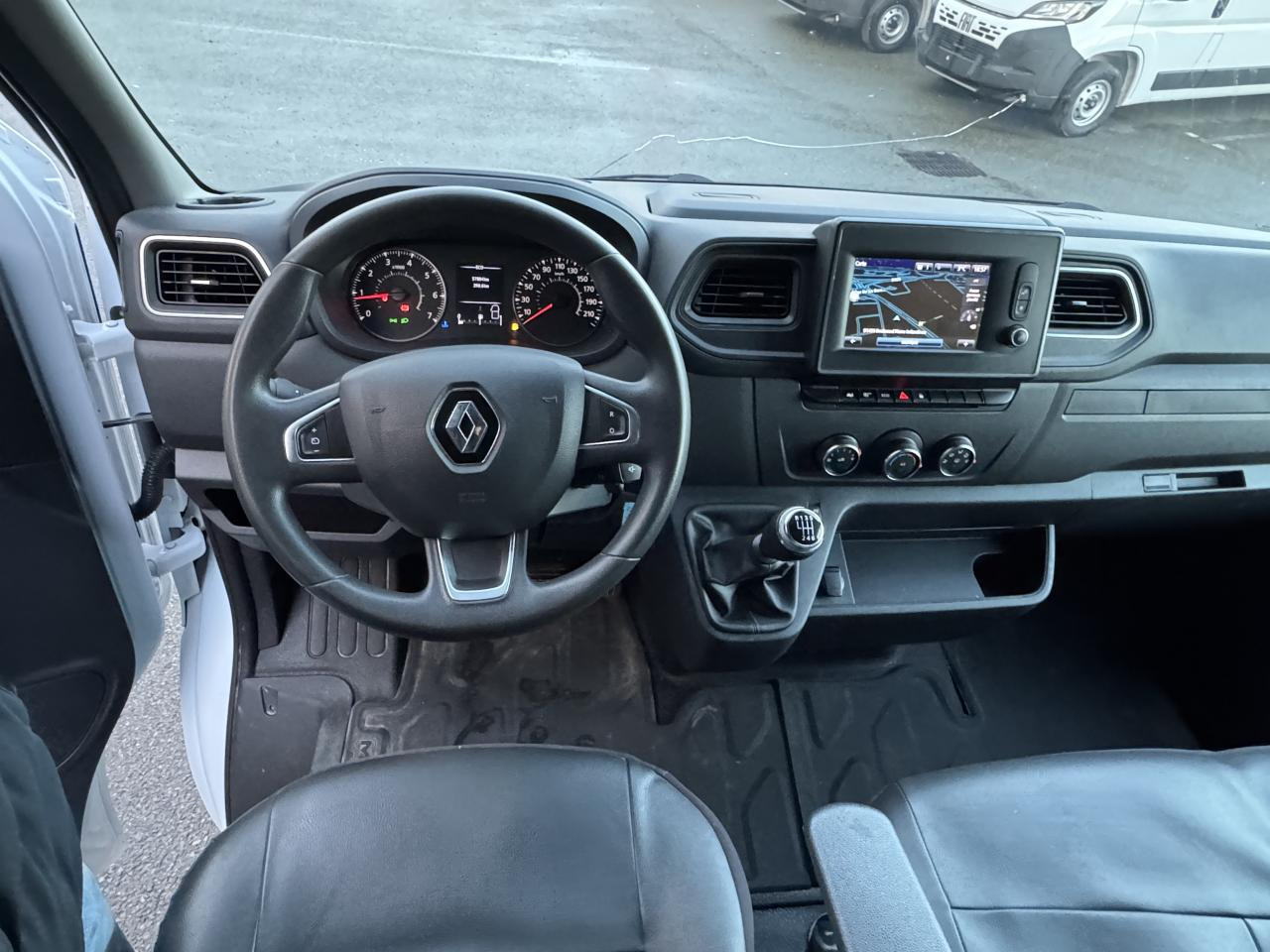 RENAULT Master Grand Confort F3300 L2H2 2.3 Blue dCi - 150 CH PORTE VERRE - Kastenwagen: das Bild 3 RENAULT Master Grand Confort F3300 L2H2 2.3 Blue dCi - 150 CH PORTE VERRE - Kastenwagen: das Bild 3