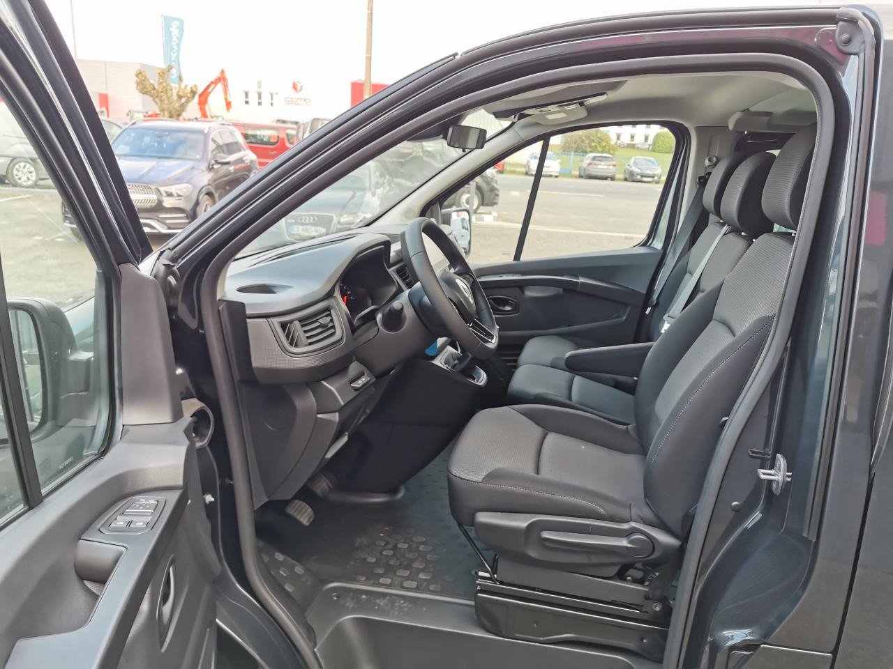 RENAULT Trafic L2 2.0 Energy dCi - 150 - S&S III COMBI Combi Zen L2H1 PHASE 3 - Kleinbus, Personentransporter: das Bild 5 RENAULT Trafic L2 2.0 Energy dCi - 150 - S&S III COMBI Combi Zen L2H1 PHASE 3 - Kleinbus, Personentransporter: das Bild 5