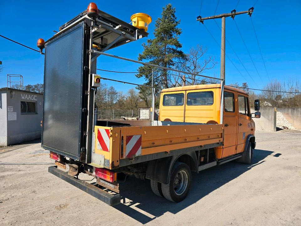 Mercedes-Benz Vario 614D Pritsche Doka 2002 Nissen VLT Verkehrsleittafel Absperrtafel LKW Vorwarntafel - Pritsche LKW: das Bild 3 Mercedes-Benz Vario 614D Pritsche Doka 2002 Nissen VLT Verkehrsleittafel Absperrtafel LKW Vorwarntafel - Pritsche LKW: das Bild 3