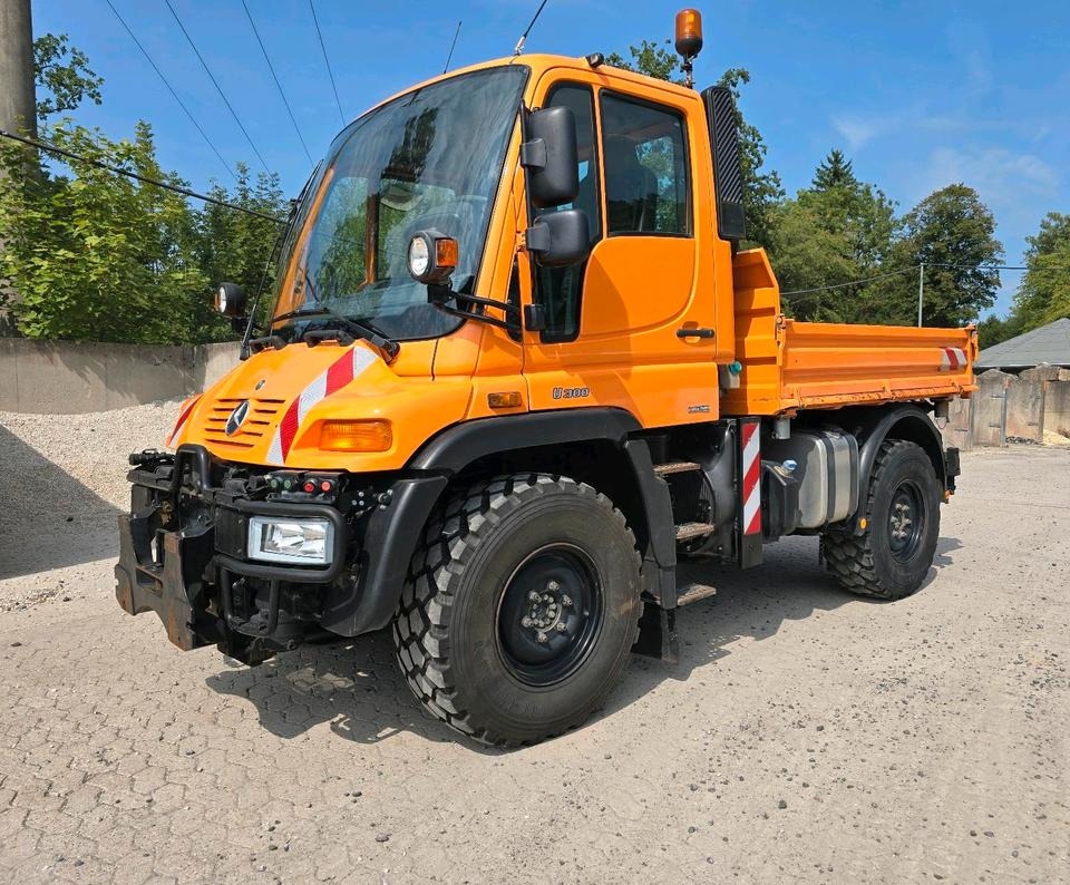 Unimog 405/10 U300 Bluetec 4 Automatik EAS Mercedes-Benz U 300 UGE UGN mit Kipperpritsche - Schneeräumfahrzeug: das Bild 1 Unimog 405/10 U300 Bluetec 4 Automatik EAS Mercedes-Benz U 300 UGE UGN mit Kipperpritsche - Schneeräumfahrzeug: das Bild 1