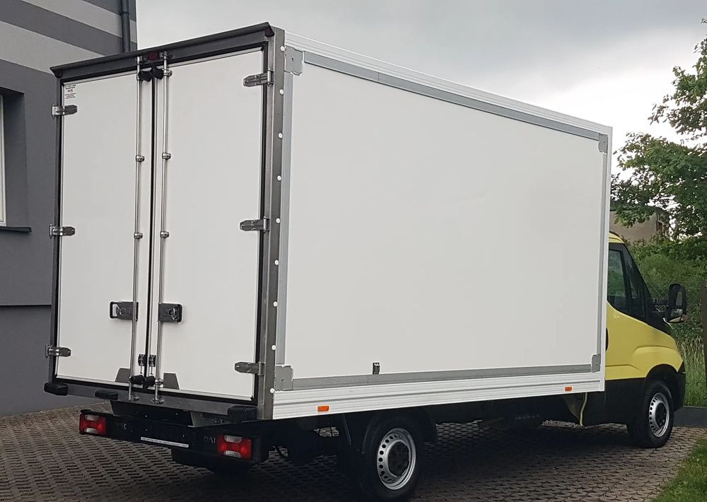 Iveco Daily 8EP KONTENER 4,14x2,21x2,20 KLIMA MANUAL KRAJOWY DMC 3500KG - Koffer Transporter: das Bild 4 Iveco Daily 8EP KONTENER 4,14x2,21x2,20 KLIMA MANUAL KRAJOWY DMC 3500KG - Koffer Transporter: das Bild 4