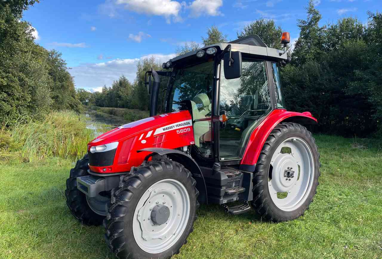Massey Ferguson 5609 Dyna-4 Essential - Traktor: das Bild 1 Massey Ferguson 5609 Dyna-4 Essential - Traktor: das Bild 1