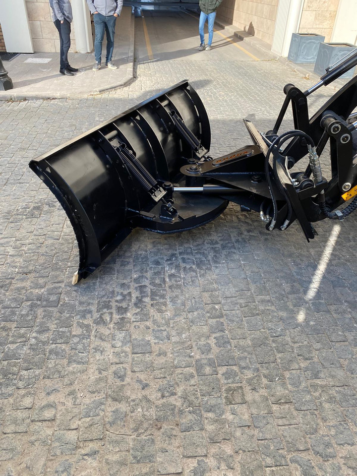 - Schneepflug für Industriemaschine: das Bild 2 - Schneepflug für Industriemaschine: das Bild 2