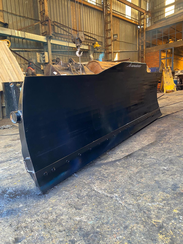 - Schneepflug für Industriemaschine: das Bild 4 - Schneepflug für Industriemaschine: das Bild 4