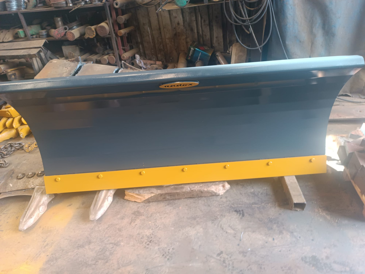 - Schneepflug für Industriemaschine: das Bild 3 - Schneepflug für Industriemaschine: das Bild 3