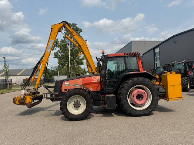 Valtra 8150 hitech met Bos maaiarm met klepelmaaier - Traktor: das Bild 1 Valtra 8150 hitech met Bos maaiarm met klepelmaaier - Traktor: das Bild 1