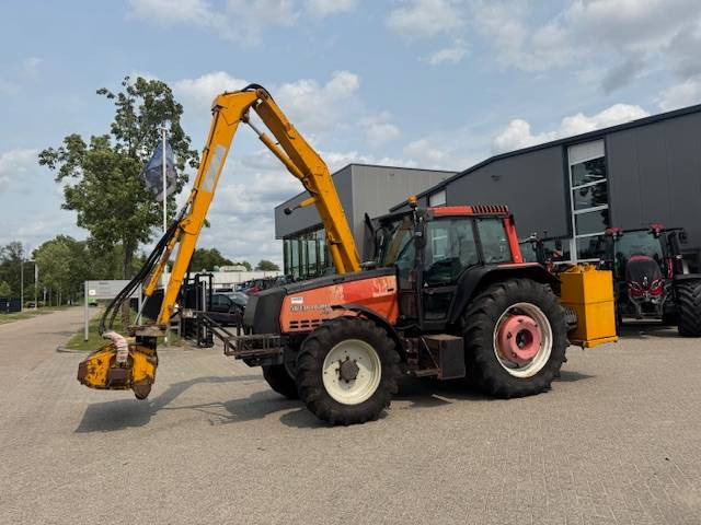 Valtra 8150 hitech met Bos maaiarm met klepelmaaier - Traktor: das Bild 2 Valtra 8150 hitech met Bos maaiarm met klepelmaaier - Traktor: das Bild 2
