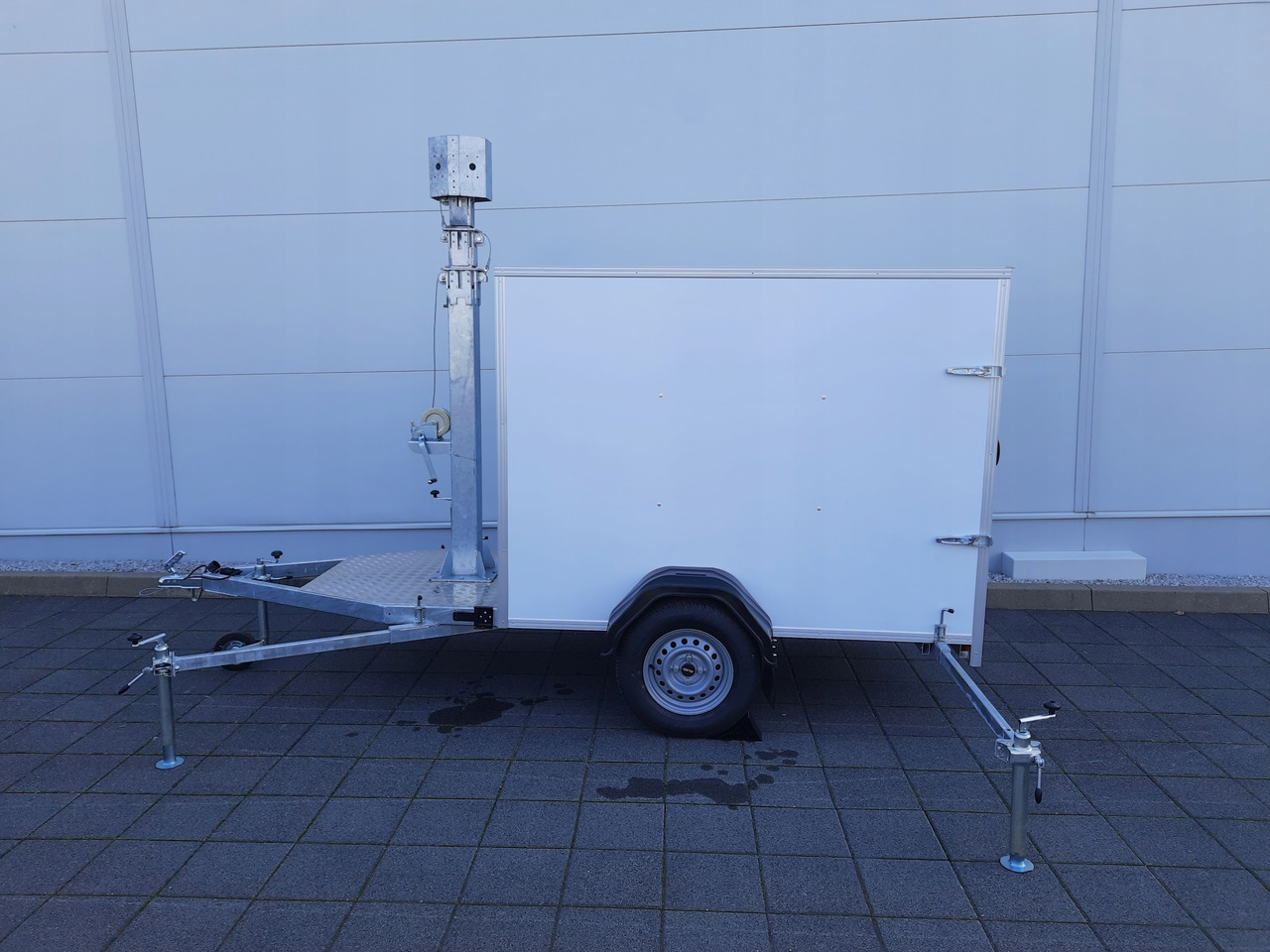 PRZYCZEPA Z MASZTEM TELESKOPOWYM DO MONITORINGU / TRAILER WITH TELESCOPIC MAST FOR MONITORING - Koffer Anhänger: das Bild 5 PRZYCZEPA Z MASZTEM TELESKOPOWYM DO MONITORINGU / TRAILER WITH TELESCOPIC MAST FOR MONITORING - Koffer Anhänger: das Bild 5