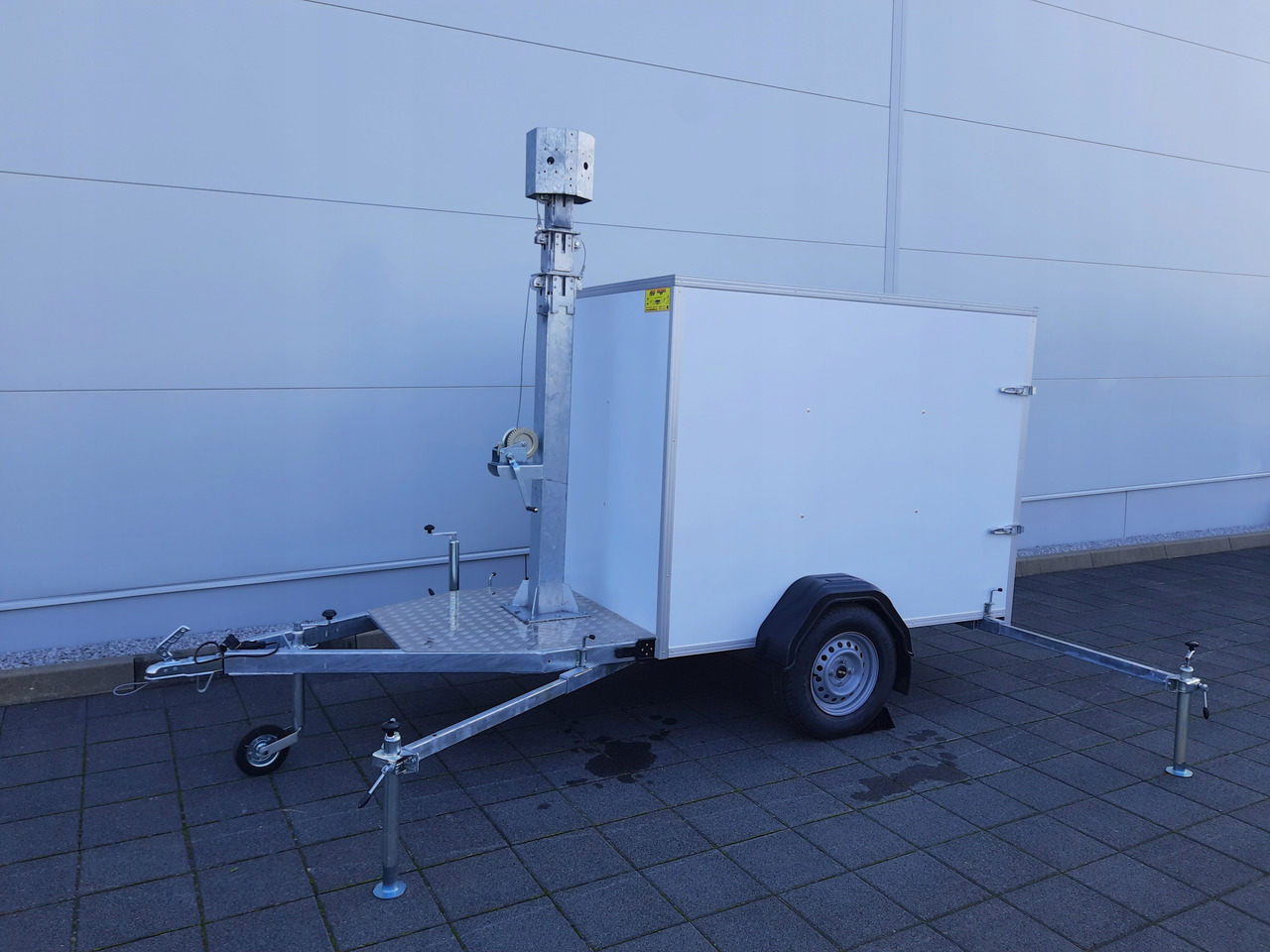 PRZYCZEPA Z MASZTEM TELESKOPOWYM DO MONITORINGU / TRAILER WITH TELESCOPIC MAST FOR MONITORING - Koffer Anhänger: das Bild 4 PRZYCZEPA Z MASZTEM TELESKOPOWYM DO MONITORINGU / TRAILER WITH TELESCOPIC MAST FOR MONITORING - Koffer Anhänger: das Bild 4