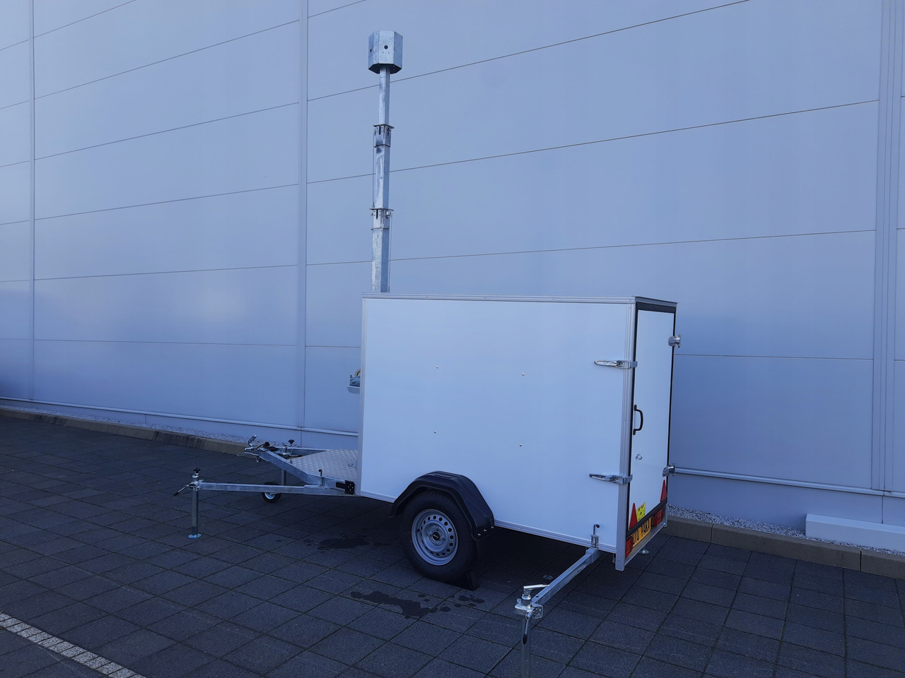 PRZYCZEPA Z MASZTEM TELESKOPOWYM DO MONITORINGU / TRAILER WITH TELESCOPIC MAST FOR MONITORING - Koffer Anhänger: das Bild 3 PRZYCZEPA Z MASZTEM TELESKOPOWYM DO MONITORINGU / TRAILER WITH TELESCOPIC MAST FOR MONITORING - Koffer Anhänger: das Bild 3