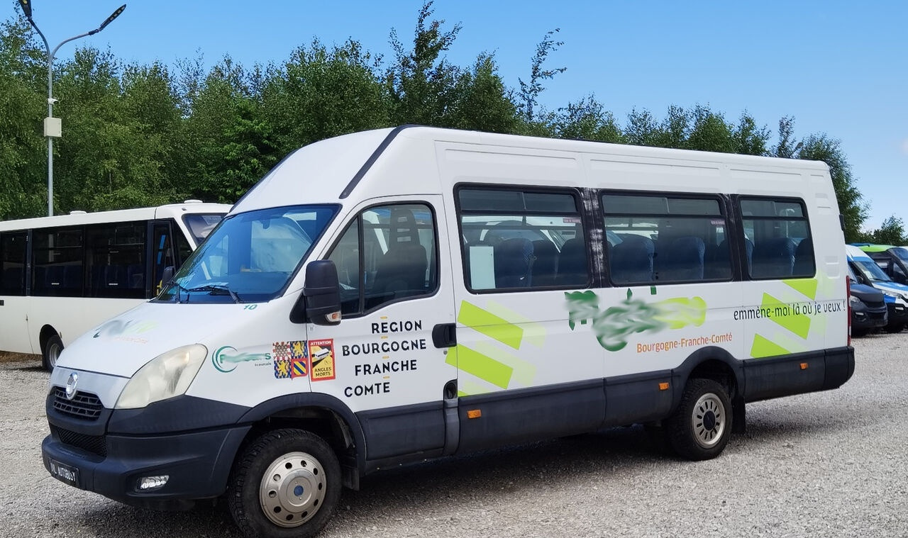 Kleinbus, Personentransporter IVECO Daily: das Bild 1