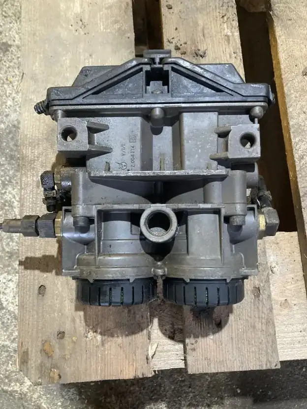 MAN Knorr Bremse 0486204017 Ventil EBS 81.52106.6014 Zweikanalmodul - Elektrische Ausrüstung für Bus: das Bild 1 MAN Knorr Bremse 0486204017 Ventil EBS 81.52106.6014 Zweikanalmodul - Elektrische Ausrüstung für Bus: das Bild 1