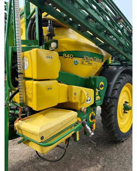 JOHN DEERE 840 - Anhängespritze: das Bild 3 JOHN DEERE 840 - Anhängespritze: das Bild 3