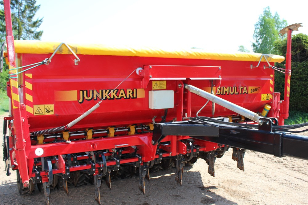Junkkari Simulta 3000T - Siisti! Heinänsiemenlaite ja kiekkovantaat takana - Säkombination: das Bild 2 Junkkari Simulta 3000T - Siisti! Heinänsiemenlaite ja kiekkovantaat takana - Säkombination: das Bild 2