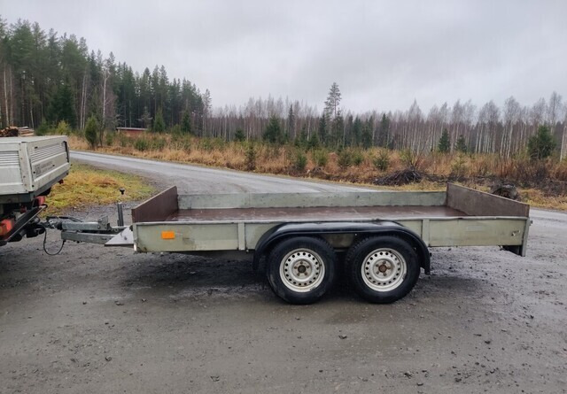 Kärppä Teliperäkärry jarrullinen - Pritschenanhänger/ Plattformanhänger: das Bild 1 Kärppä Teliperäkärry jarrullinen - Pritschenanhänger/ Plattformanhänger: das Bild 1