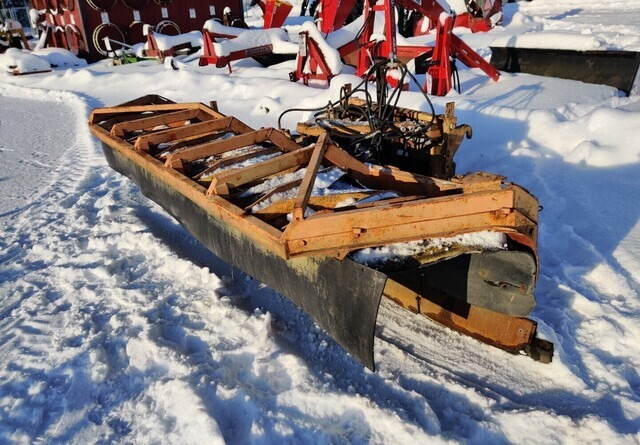 Mahlers 400cm - Volvo-kiinnike - Schneepflug für Landmaschine: das Bild 2 Mahlers 400cm - Volvo-kiinnike - Schneepflug für Landmaschine: das Bild 2