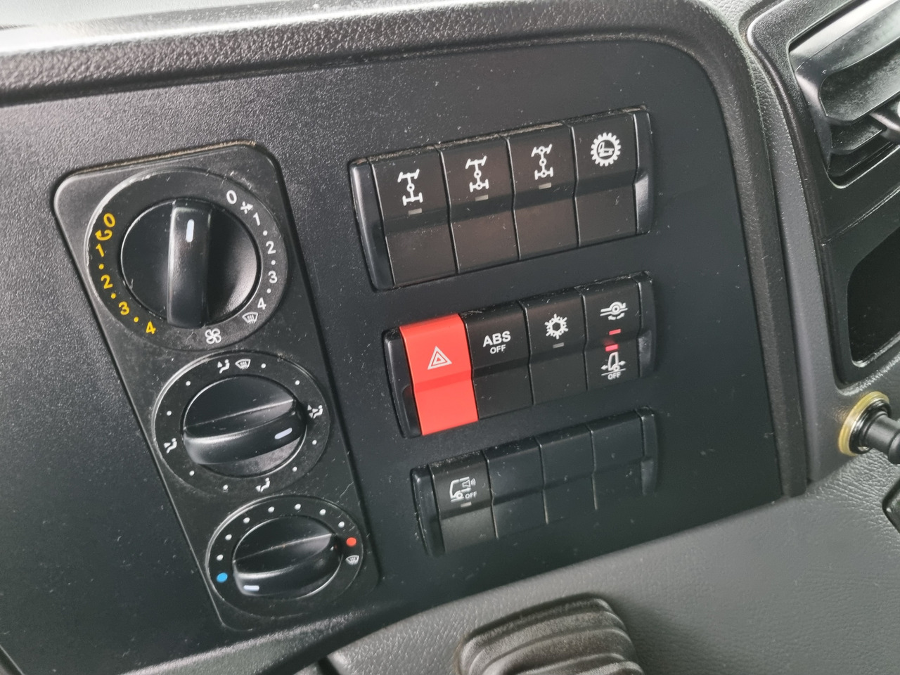 MERCEDES-BENZ ATEGO 1323 4x4 ABROLKIPPER - Abrollkipper: das Bild 3 MERCEDES-BENZ ATEGO 1323 4x4 ABROLKIPPER - Abrollkipper: das Bild 3