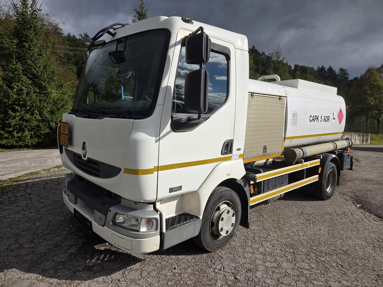 RENAULT MIDLUM 180.10 diesel tanker + dispensing + print - Tankwagen: das Bild 1 RENAULT MIDLUM 180.10 diesel tanker + dispensing + print - Tankwagen: das Bild 1