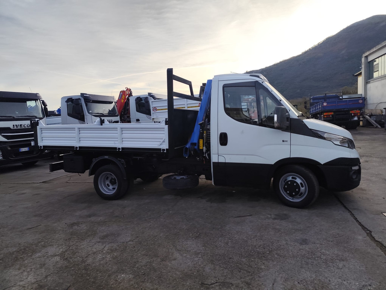 IVECO DAILY 35C15 - Autokran, Kipper Transporter: das Bild 5 IVECO DAILY 35C15 - Autokran, Kipper Transporter: das Bild 5
