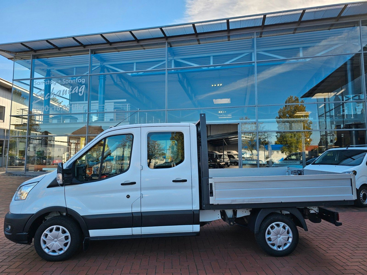 Ford Transit Pritsche 310 DoKa AHK Klima 7 Sitzer - Pritsche Transporter, Transporter mit Doppelkabine: das Bild 2 Ford Transit Pritsche 310 DoKa AHK Klima 7 Sitzer - Pritsche Transporter, Transporter mit Doppelkabine: das Bild 2