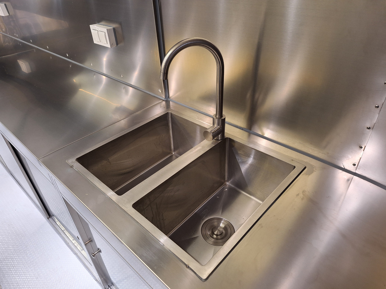 Deli Star Trailer American 5800 - EU standards - Verkaufsanhänger: das Bild 5 Deli Star Trailer American 5800 - EU standards - Verkaufsanhänger: das Bild 5