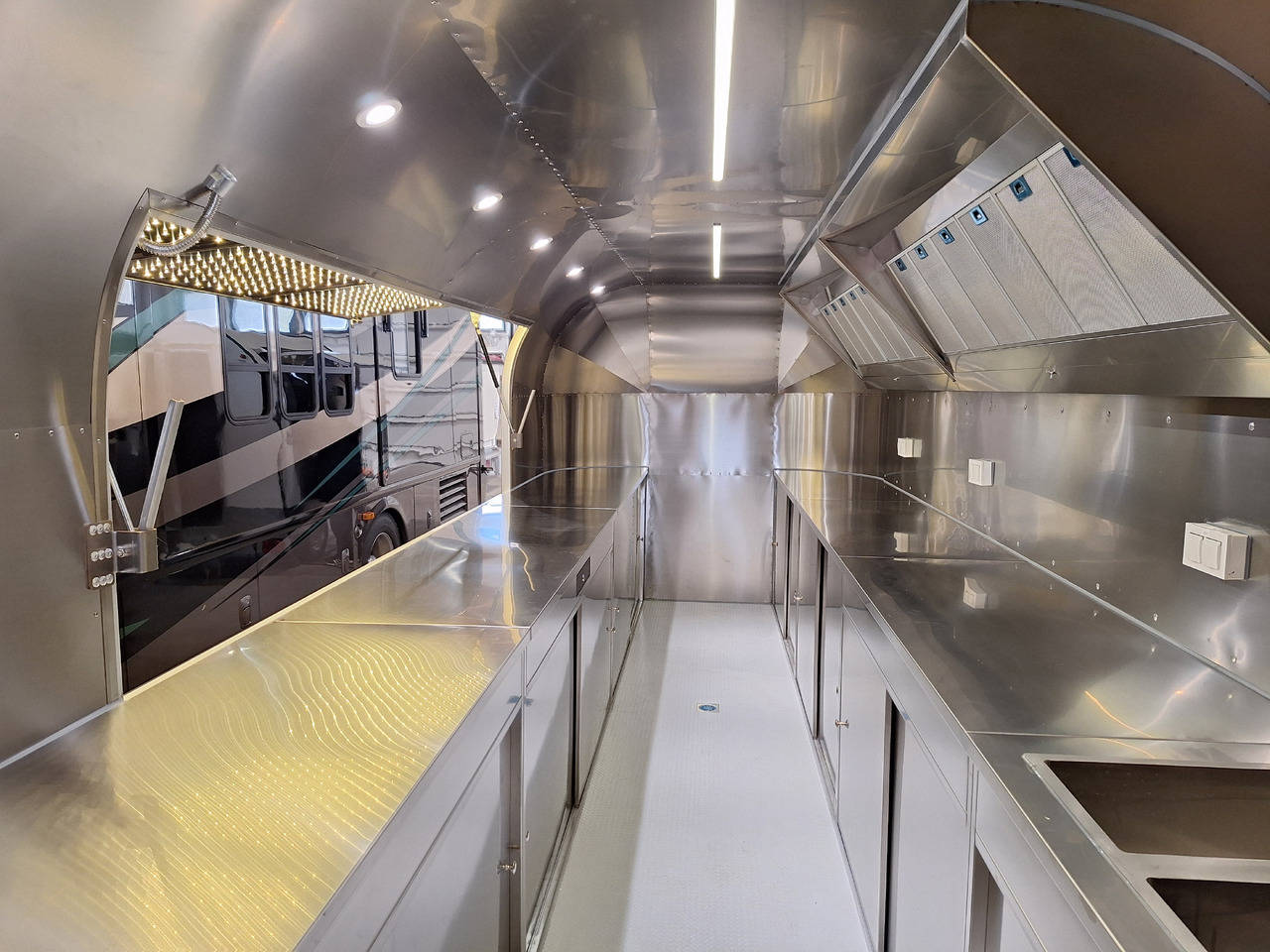 Deli Star Trailer American 5800 - EU standards - Verkaufsanhänger: das Bild 3 Deli Star Trailer American 5800 - EU standards - Verkaufsanhänger: das Bild 3