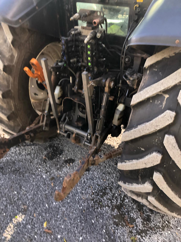 2009 Valtra T171 with front PTO - Traktor: das Bild 4 2009 Valtra T171 with front PTO - Traktor: das Bild 4