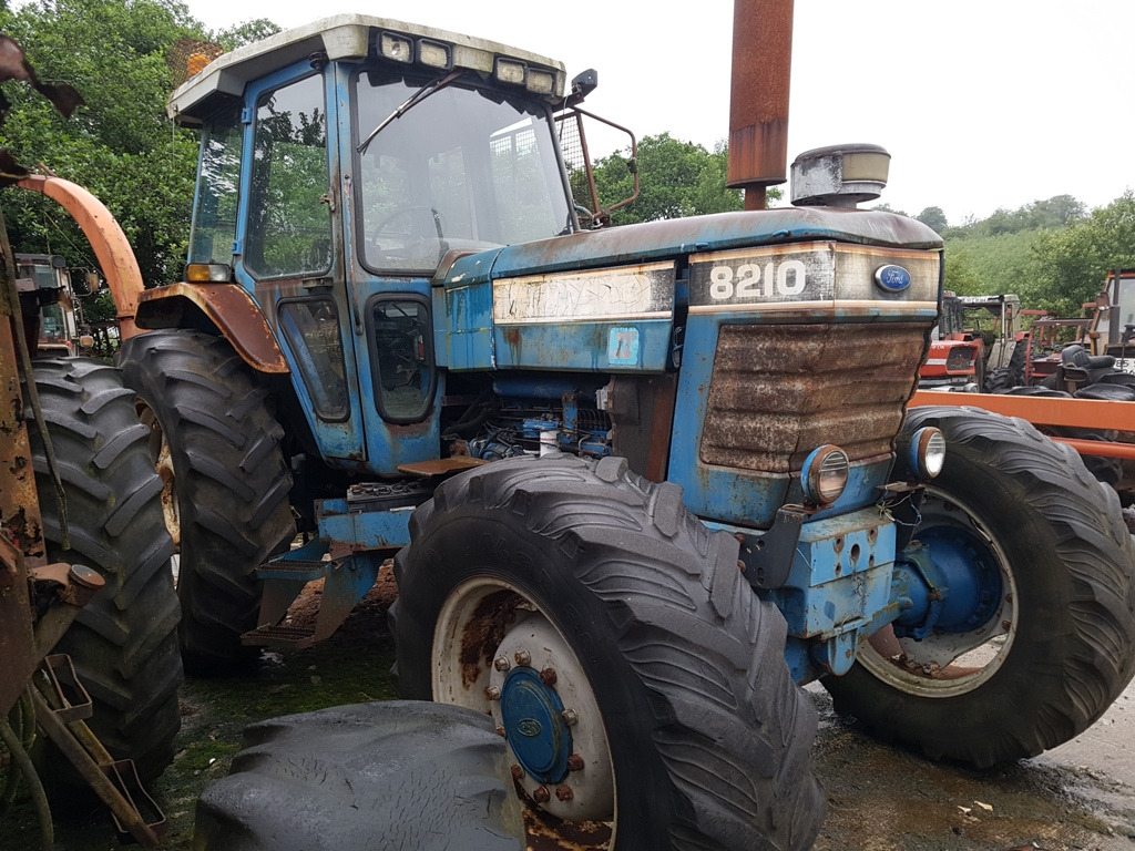Ford 8210 - Traktor: das Bild 1 Ford 8210 - Traktor: das Bild 1