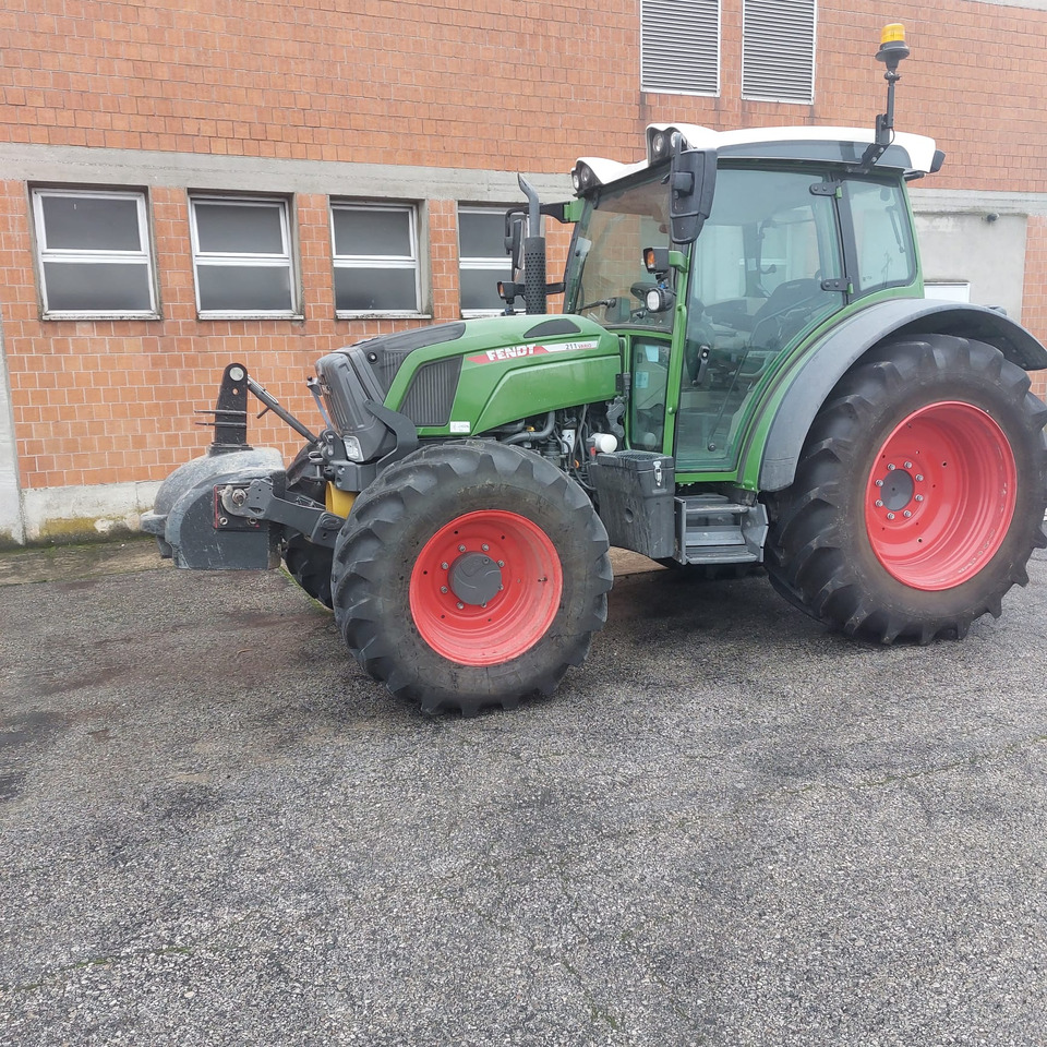 FENDT 211 - Traktor: das Bild 3 FENDT 211 - Traktor: das Bild 3