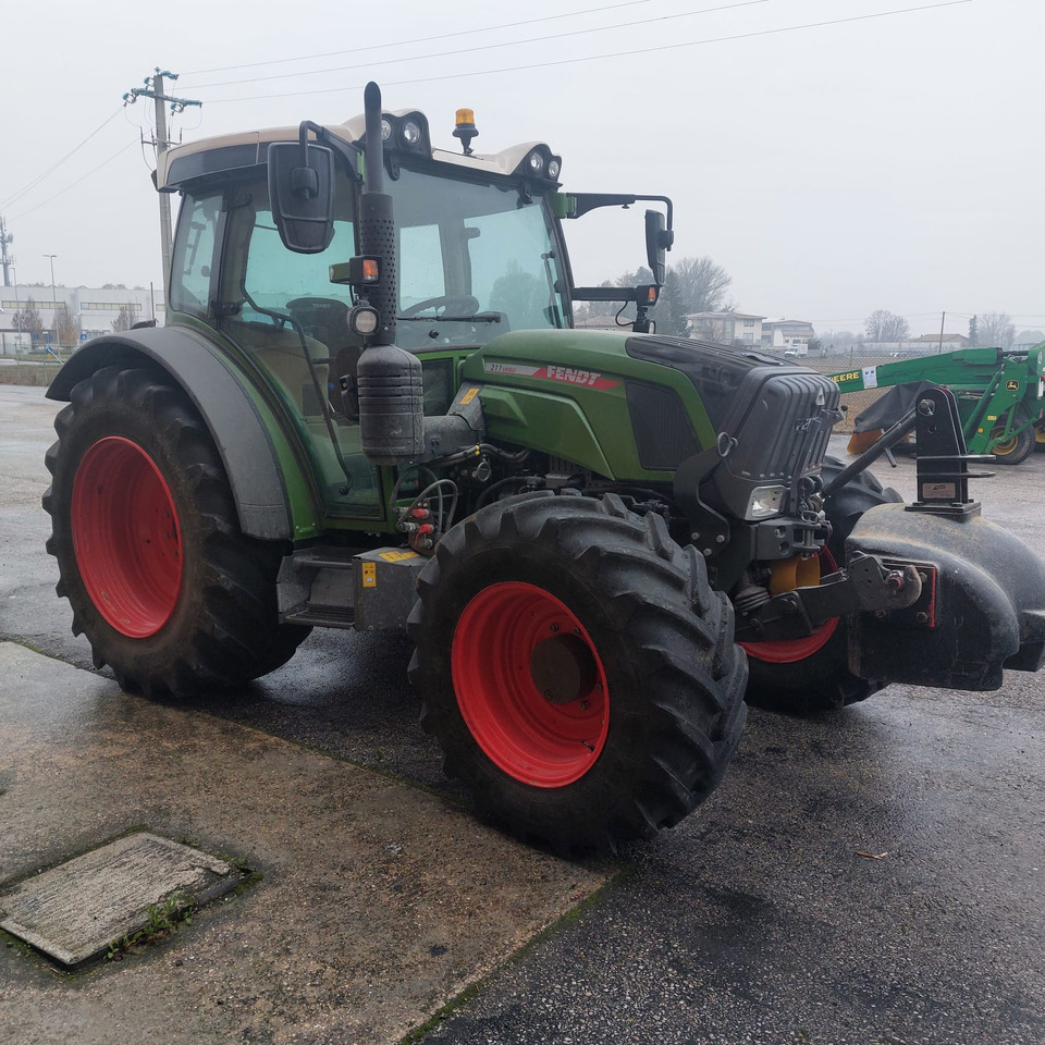 FENDT 211 - Traktor: das Bild 4 FENDT 211 - Traktor: das Bild 4
