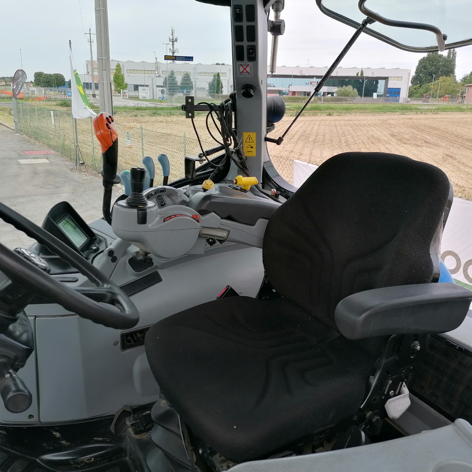 Traktor NEW HOLLAND 6090: das Bild 8