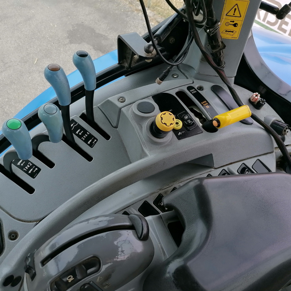 Traktor NEW HOLLAND 6090: das Bild 10