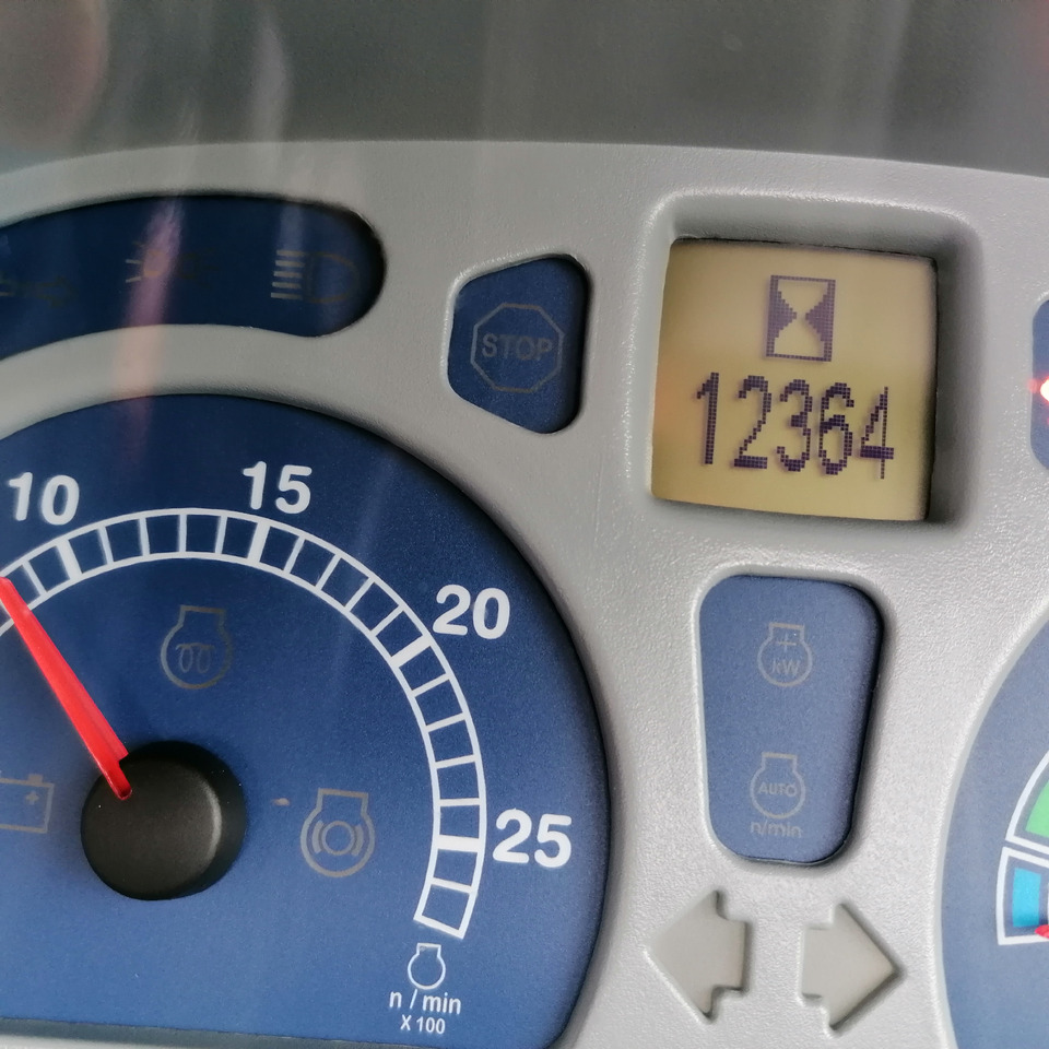 Traktor NEW HOLLAND 6090: das Bild 11