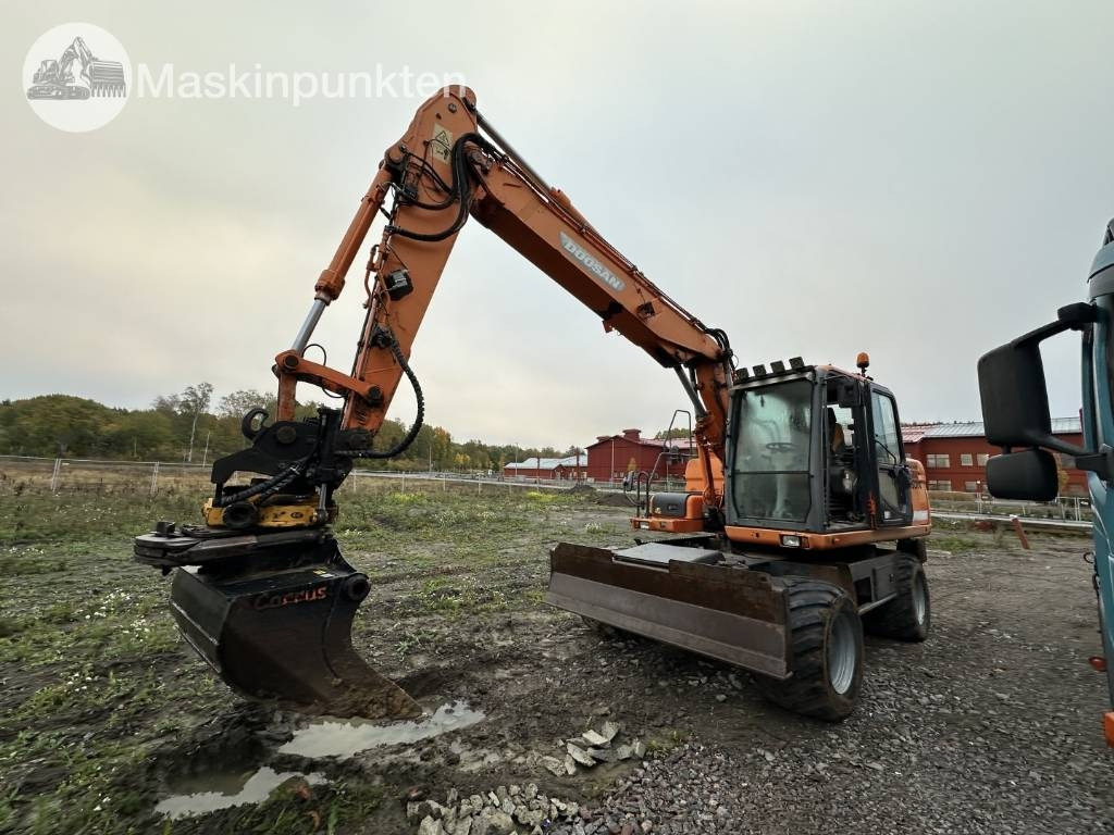 Doosan DX 140 W med vagn och redskap - Mobilbagger: das Bild 1 Doosan DX 140 W med vagn och redskap - Mobilbagger: das Bild 1