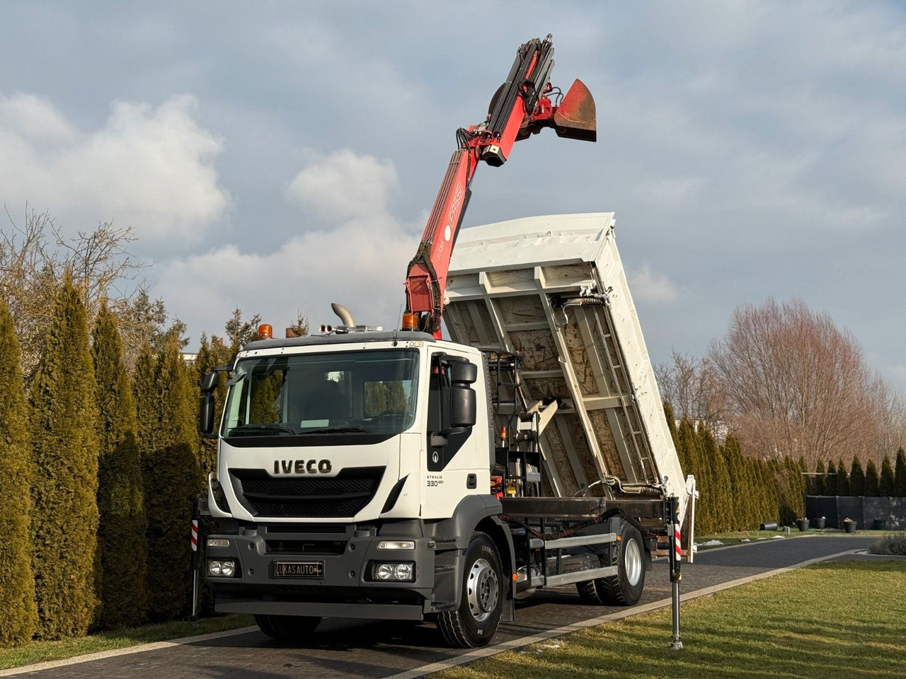Iveco STRALIS 330 / 4x2/ TIPPER /FASSI F135 - Autokran: das Bild 1 Iveco STRALIS 330 / 4x2/ TIPPER /FASSI F135 - Autokran: das Bild 1