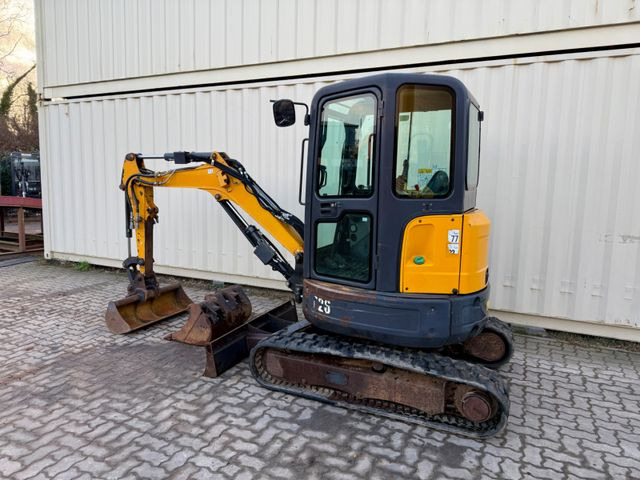 Bobcat E26 / 2016 BJ / 3 x Löffel / 3.905 H - Minibagger: das Bild 3 Bobcat E26 / 2016 BJ / 3 x Löffel / 3.905 H - Minibagger: das Bild 3