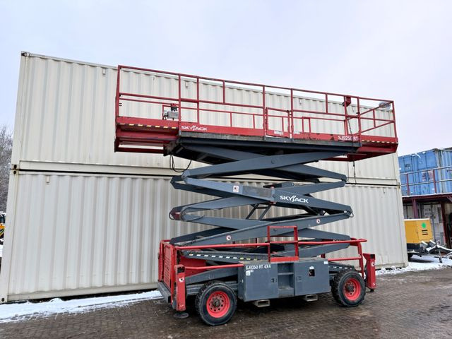 Skyjack SJ9250RT 4x4 / 17.2 Meter / 2016 BJ - LKW mit Arbeitsbühne: das Bild 1 Skyjack SJ9250RT 4x4 / 17.2 Meter / 2016 BJ - LKW mit Arbeitsbühne: das Bild 1