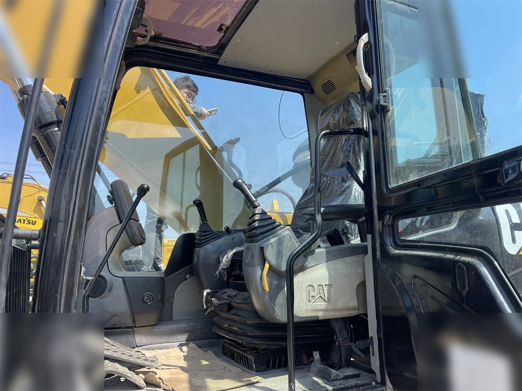 CATERPILLAR 320D2 - Kettenbagger: das Bild 5 CATERPILLAR 320D2 - Kettenbagger: das Bild 5