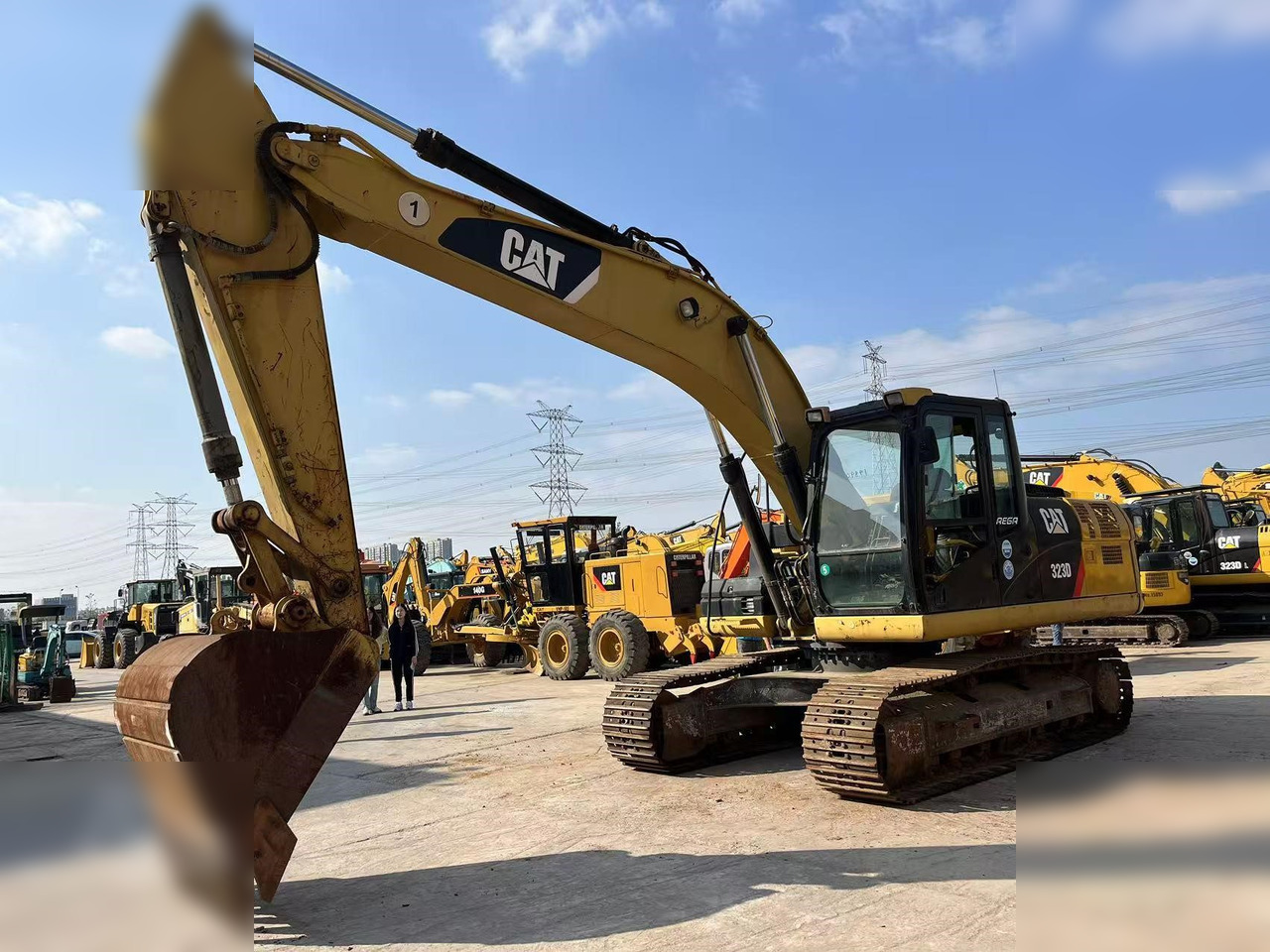 CATERPILLAR 323D - Kettenbagger: das Bild 2 CATERPILLAR 323D - Kettenbagger: das Bild 2