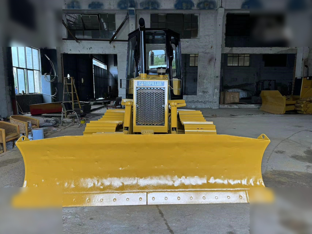 CATERPILLAR D4C - Bulldozer: das Bild 2 CATERPILLAR D4C - Bulldozer: das Bild 2