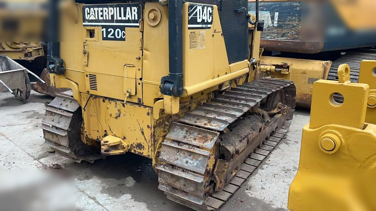CATERPILLAR D4C - Bulldozer: das Bild 3 CATERPILLAR D4C - Bulldozer: das Bild 3