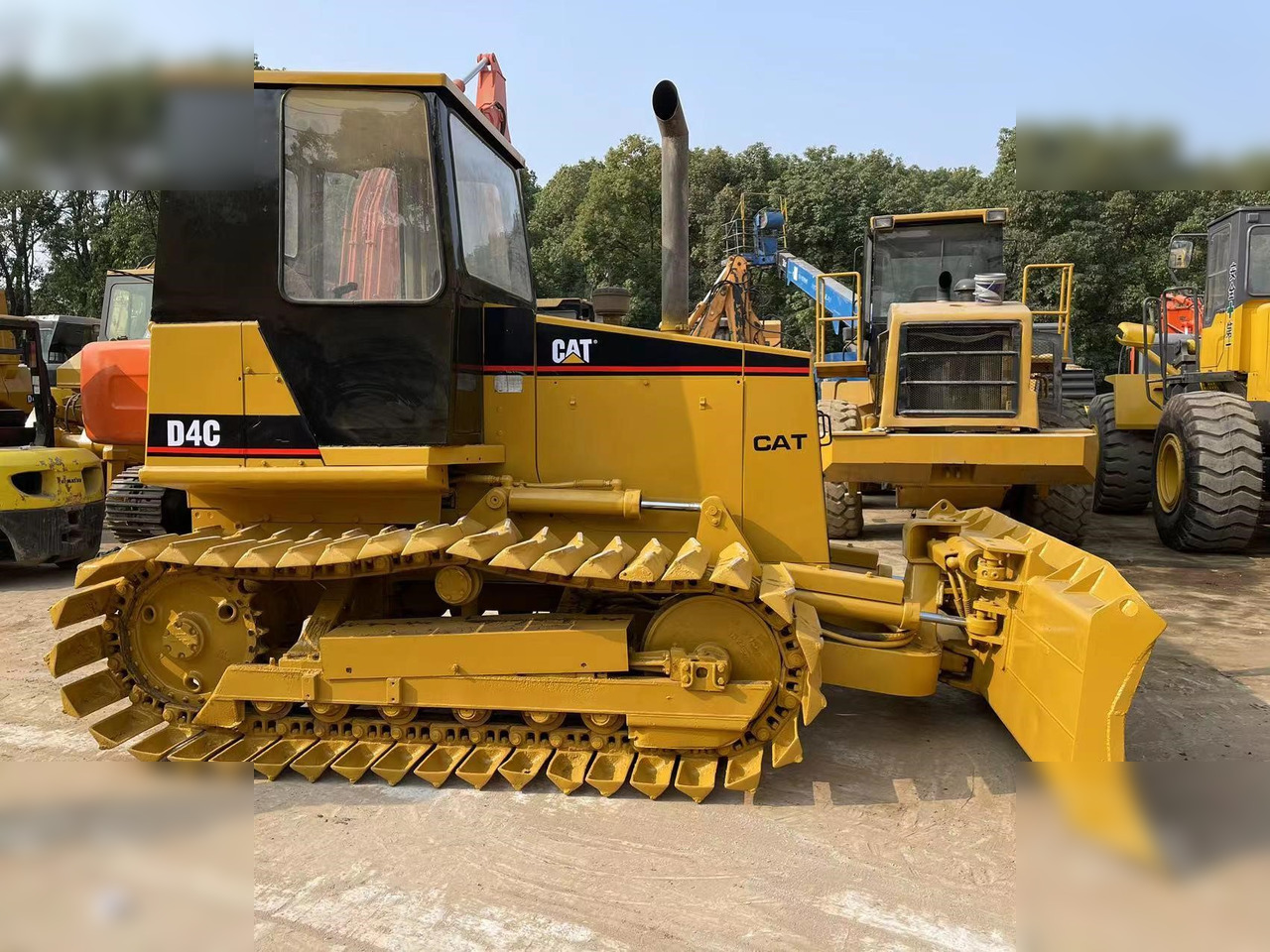 CATERPILLAR D4C - Bulldozer: das Bild 3 CATERPILLAR D4C - Bulldozer: das Bild 3