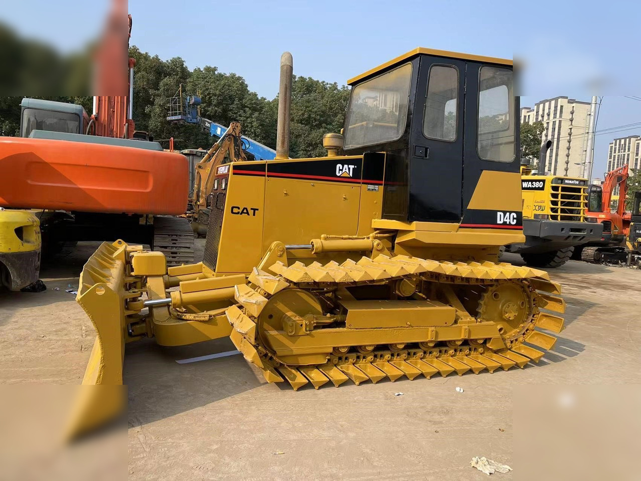 CATERPILLAR D4C - Bulldozer: das Bild 1 CATERPILLAR D4C - Bulldozer: das Bild 1