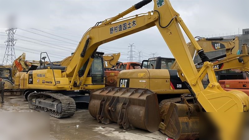 KOMATSU PC210 LC-8 - Kettenbagger: das Bild 3 KOMATSU PC210 LC-8 - Kettenbagger: das Bild 3