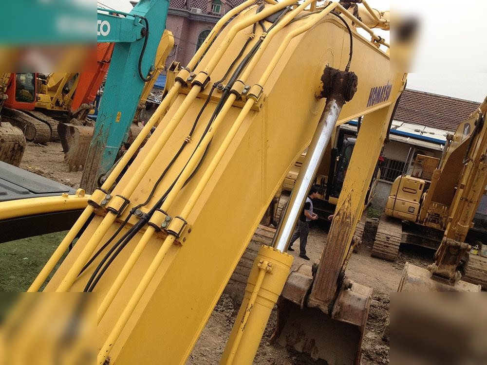 KOMATSU PC220-8 - Kettenbagger: das Bild 2 KOMATSU PC220-8 - Kettenbagger: das Bild 2