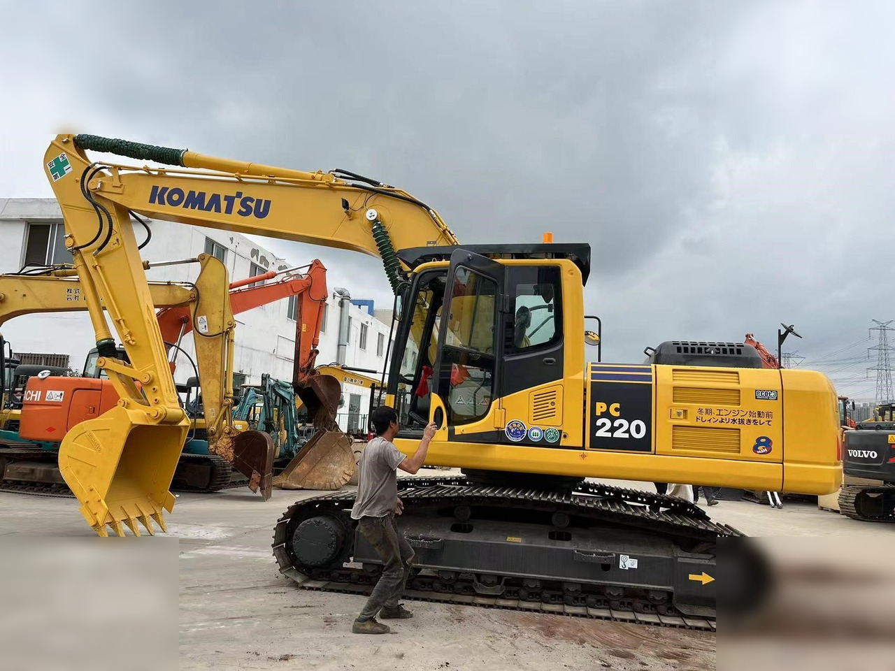 KOMATSU PC220-8 - Kettenbagger: das Bild 2 KOMATSU PC220-8 - Kettenbagger: das Bild 2