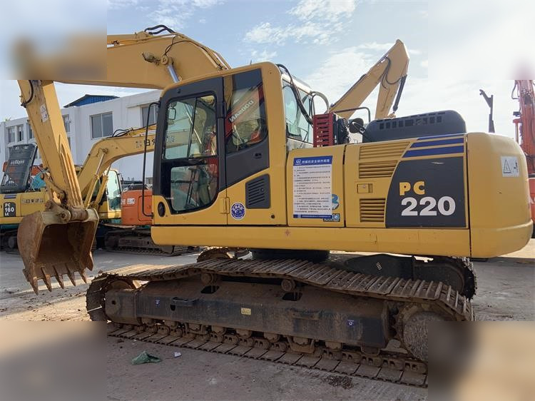 KOMATSU PC220-8N1 - Kettenbagger: das Bild 5 KOMATSU PC220-8N1 - Kettenbagger: das Bild 5