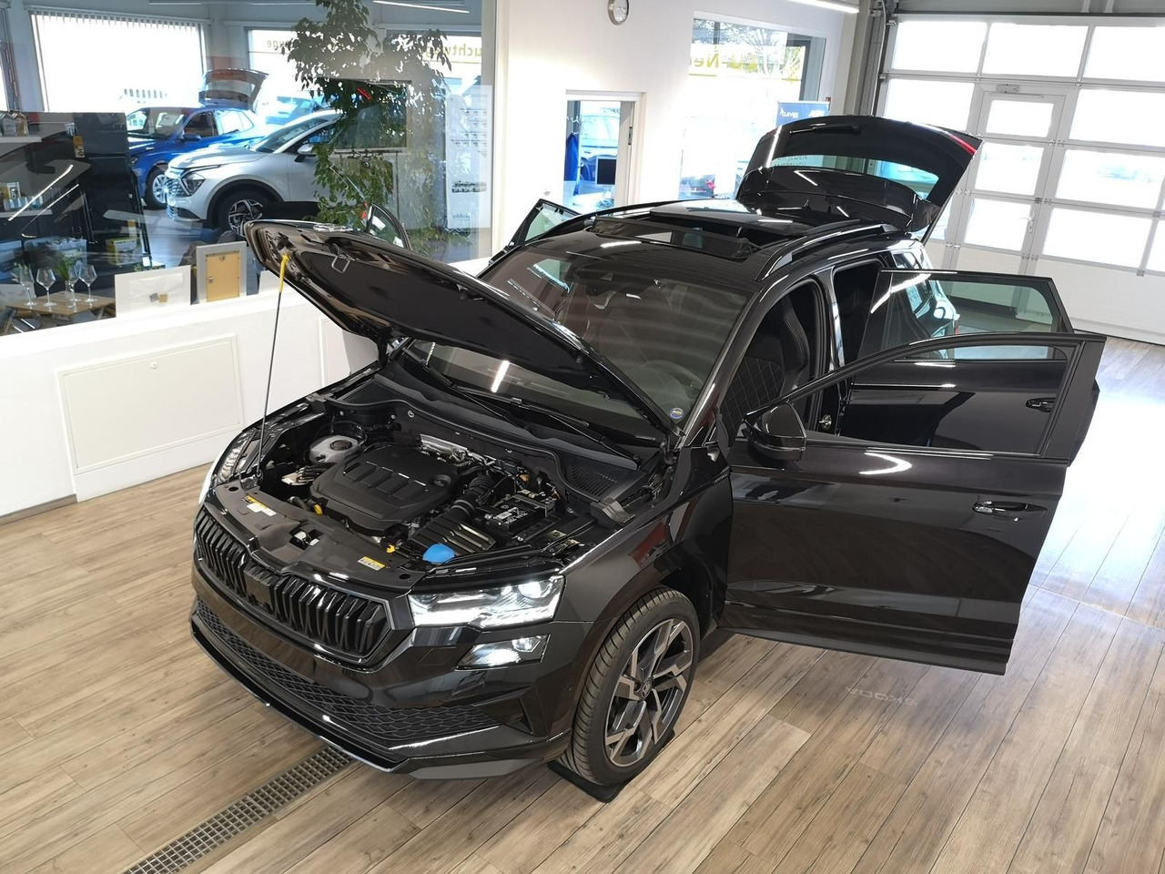 Skoda Karoq Sportline 2,0TDI DSG 4x4*PSD*AHK*360°*NAVI - SUV/ Geländewagen: das Bild 2 Skoda Karoq Sportline 2,0TDI DSG 4x4*PSD*AHK*360°*NAVI - SUV/ Geländewagen: das Bild 2